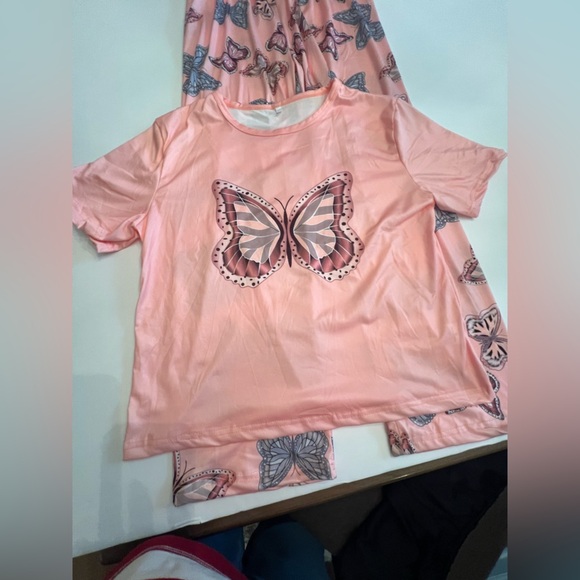 UNBRANDED PINK BUTTERFLY PRINT TWO-PIECE  PAJAMAS. SIZE MEDIUM. NWOT - Picture 1 of 7